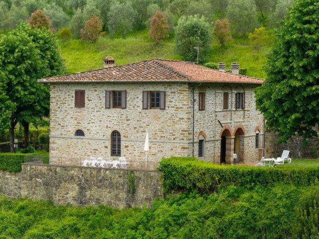 Borgo Rurale con Chiesa e Piscina